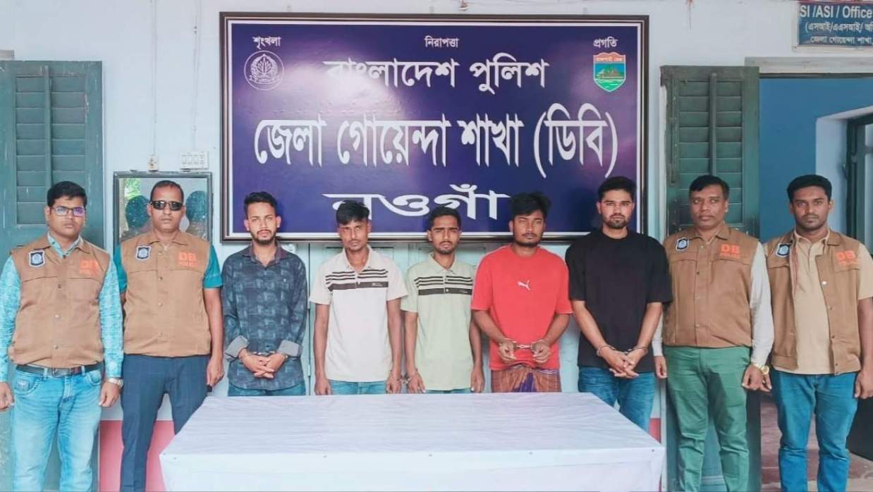 কর্মকর্তাসহ গ্রেপ্তার ৬ জন