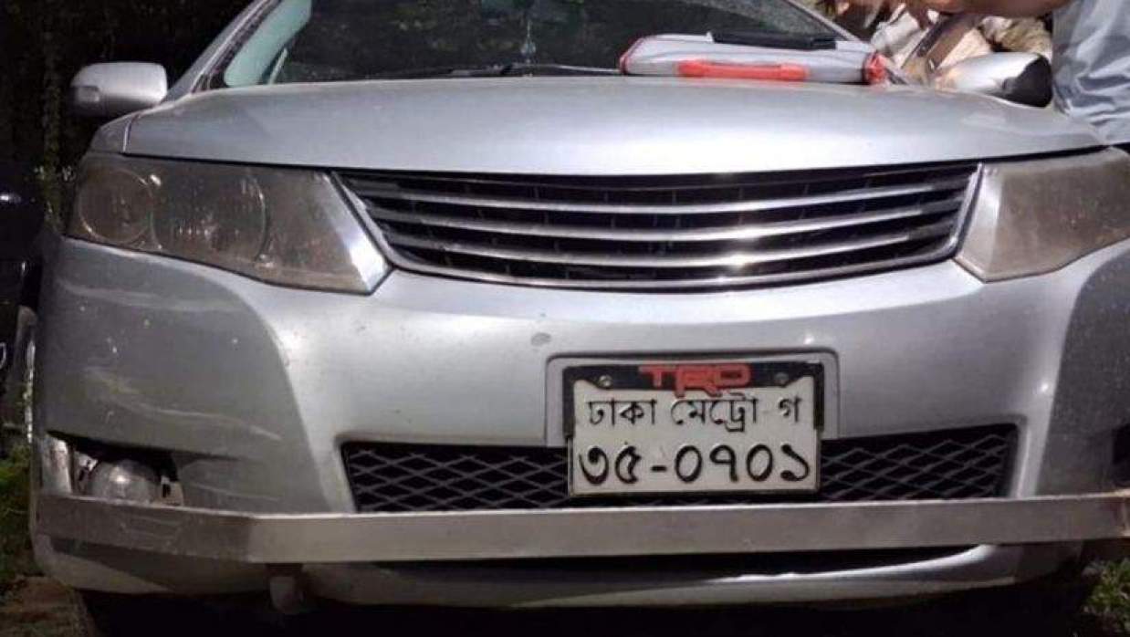  গাড়িতে হামলা 