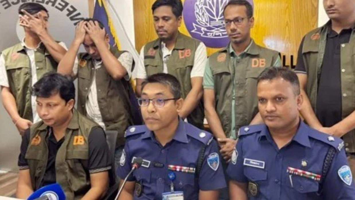 সংবাদ সম্মেলনে পুলিশ