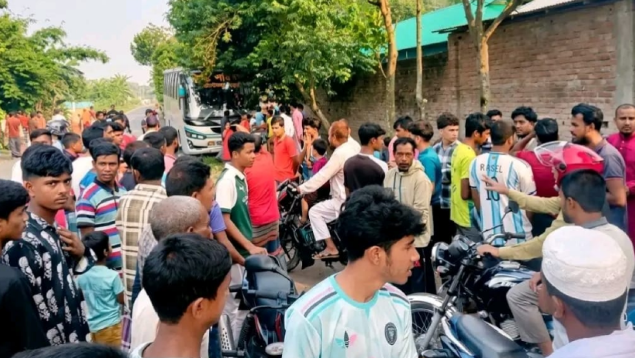 ঘটনাস্থলে স্থানীয়রা