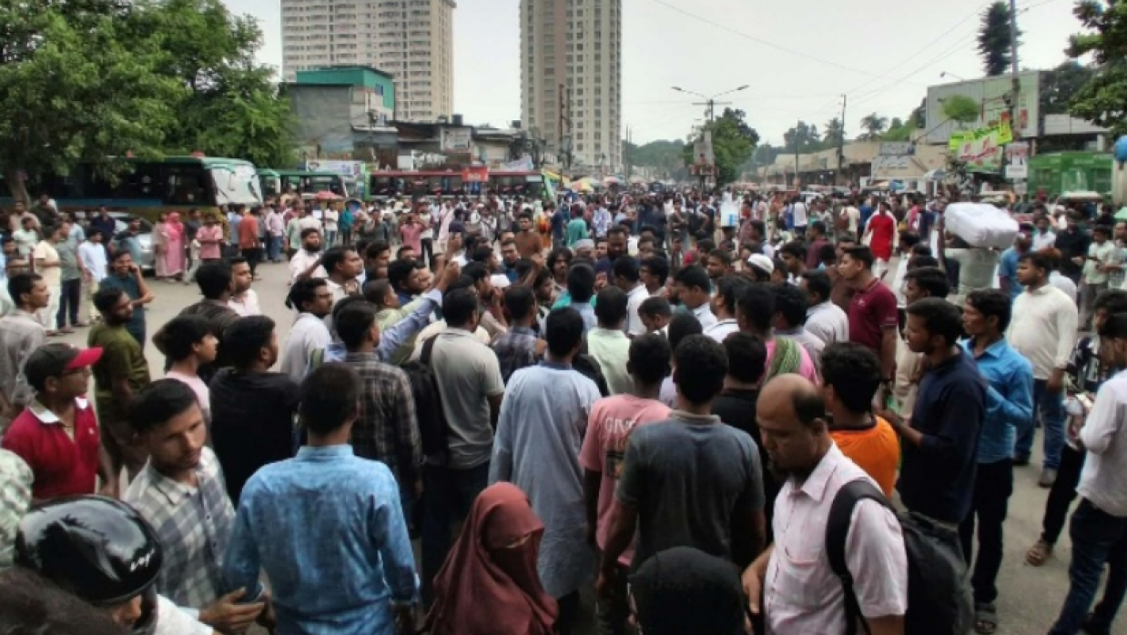 নীলক্ষেতে চাকরিপ্রত্যাশীদের অবরোধ