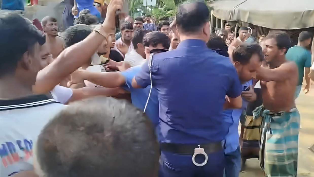 জনতার তোপের মুখে বিদ্যুৎ কর্মকর্তারা
