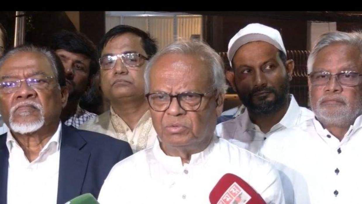 বিএনপির ভারপ্রাপ্ত মহাসচিব রুহুল কবির রিজভী কথা বলছেন