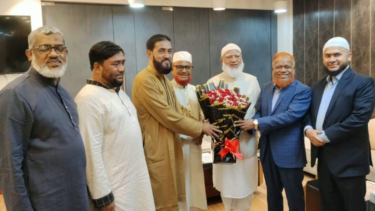 ফুলের তোড়া দিয়ে স্বাগত জানান জামায়াত নেতারা