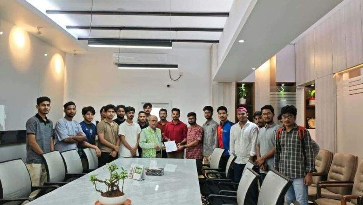 সৌরবিদ্যুৎ স্থাপনের দাবিতে চবি ছাত্রদলের স্মারকলিপি