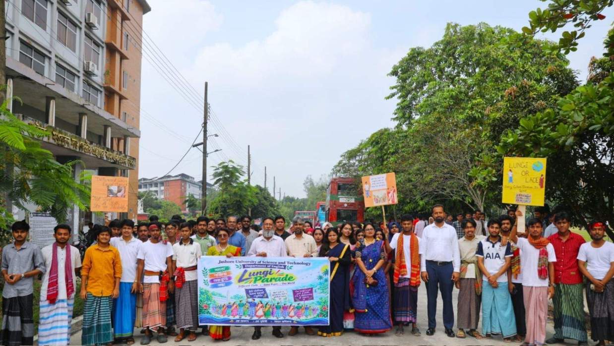 ব্যতিক্রমী ‘লুঙ্গি প্যারেড’