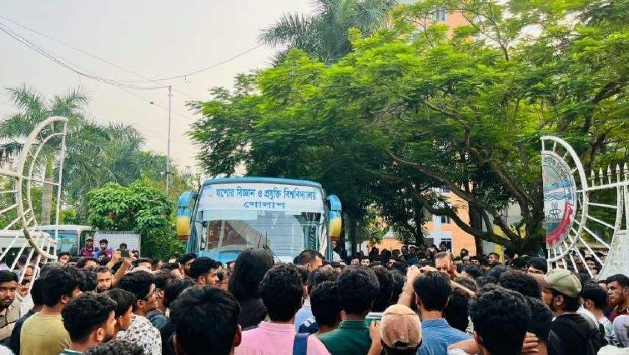 যবিপ্রবিতে দিনভর উত্তেজনা, সমঝোতায় শেষ