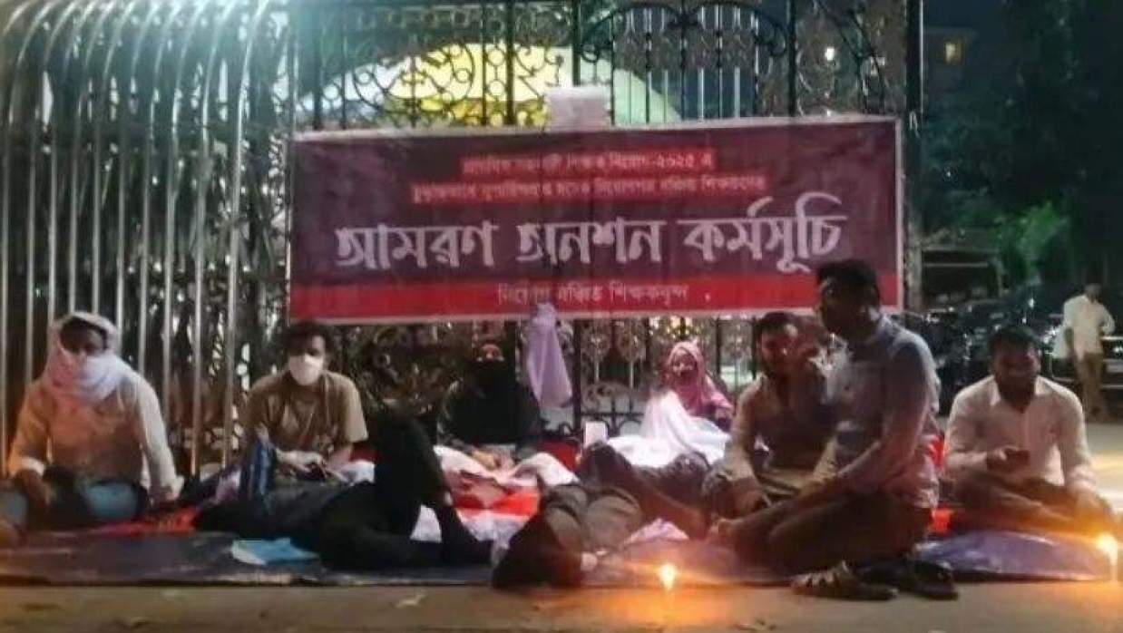 অধিদপ্তরের সামনে আমরণ অনশন