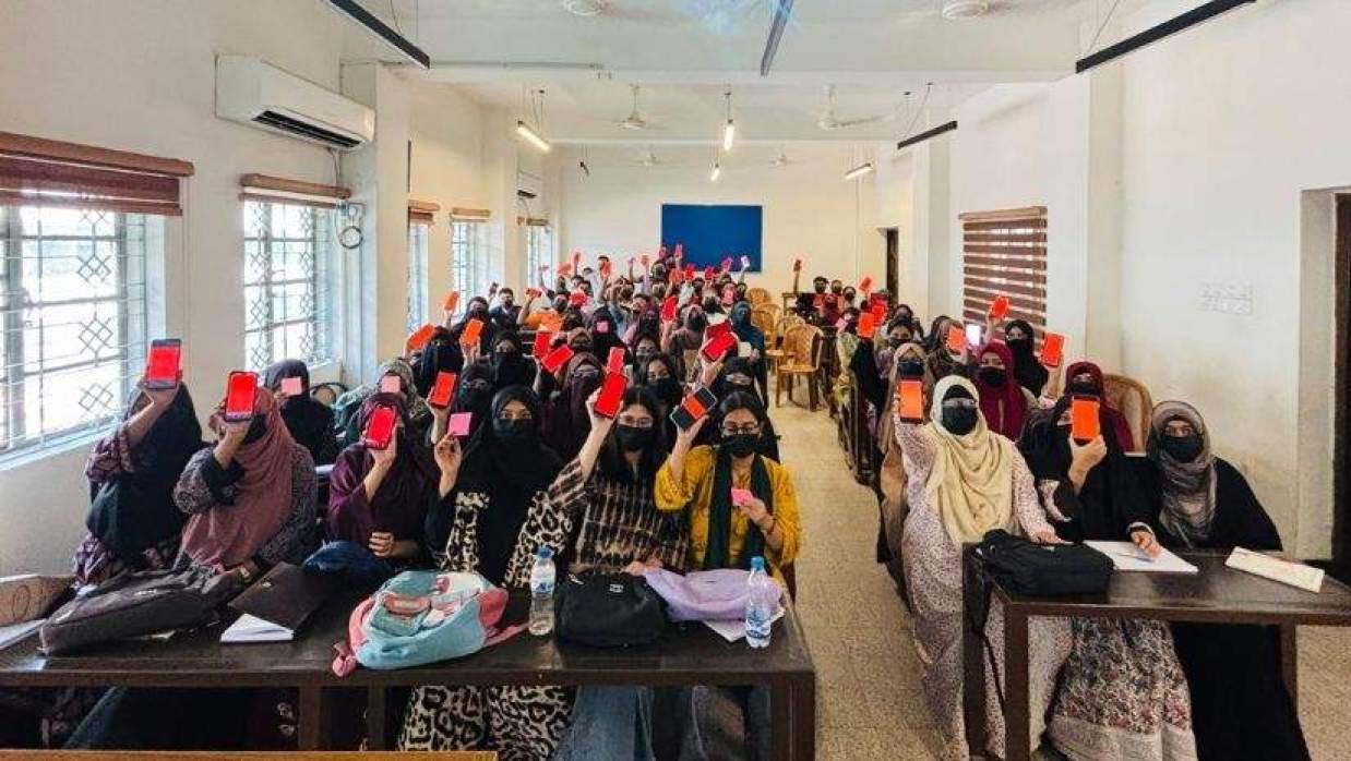 সহকারী অধ্যাপক তাসনিম সিরাজকে লাল কার্ড দেখালেন শিক্ষার্থী 