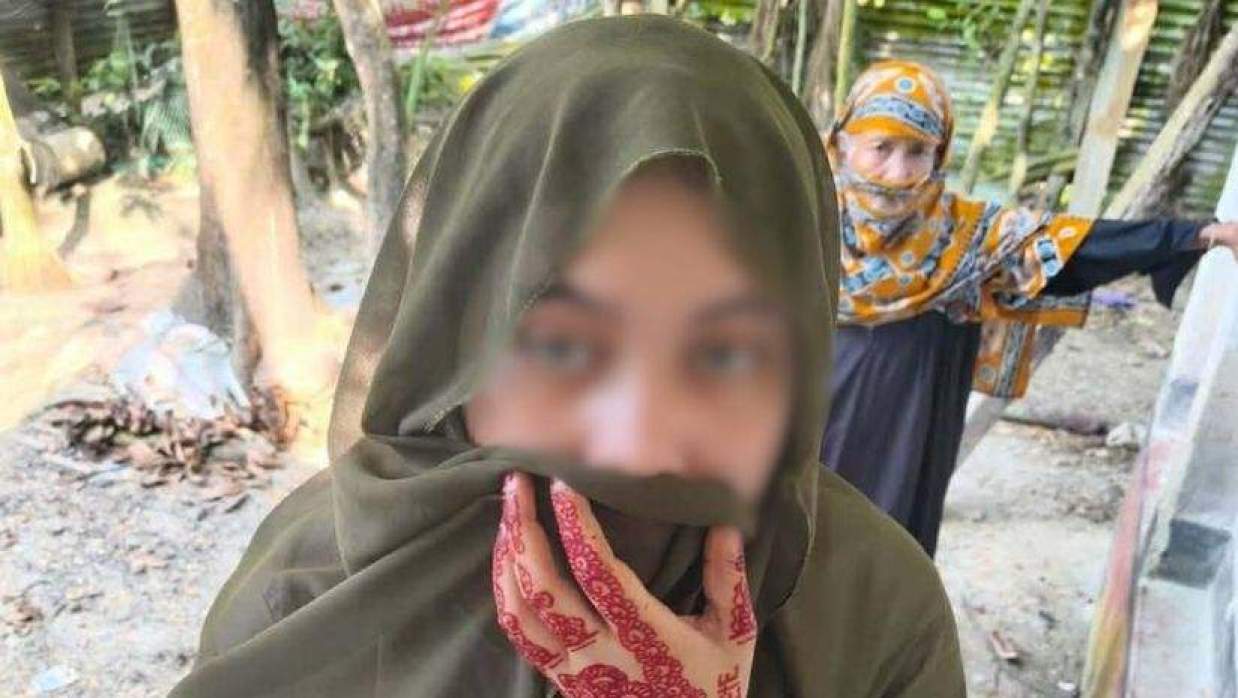  প্রেমিকের বাড়িতে অনশন নারীর 