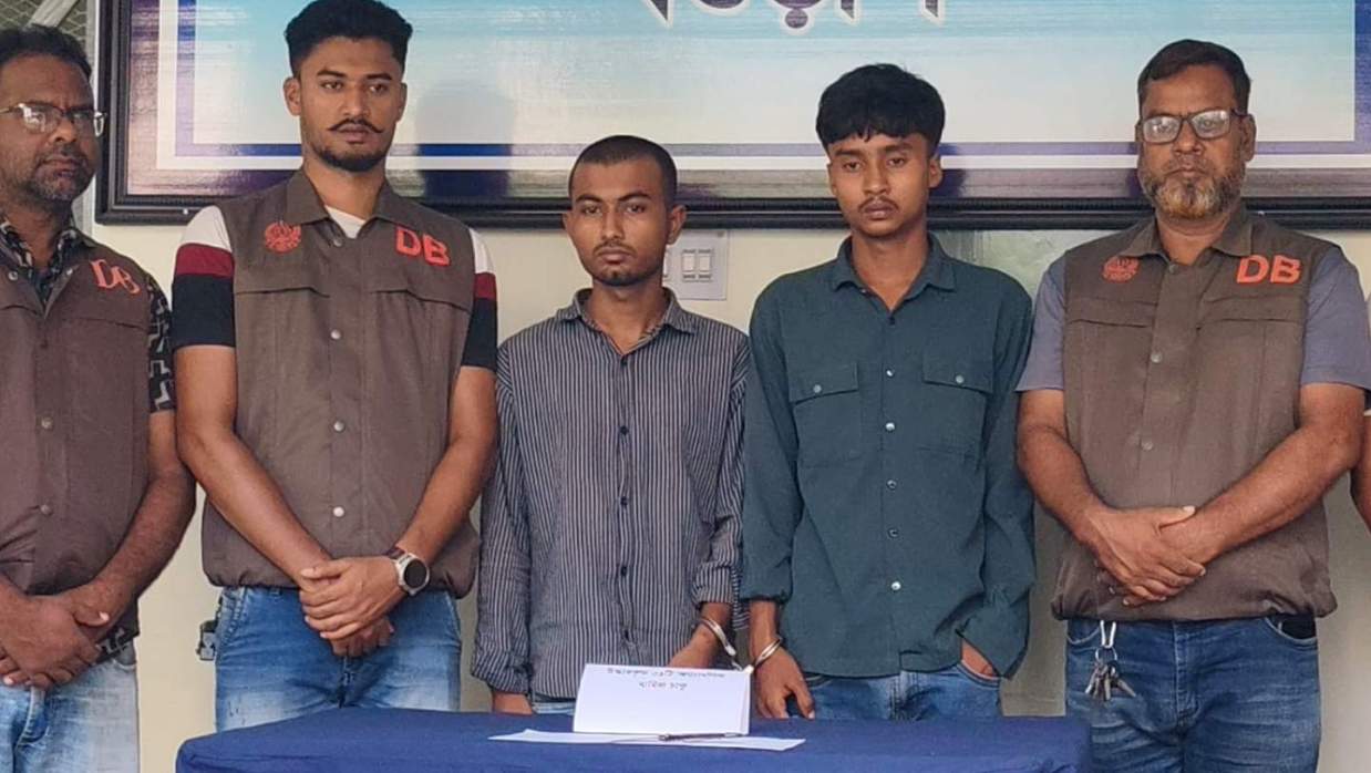 ডিবির হাতে আটক দুই যুবক