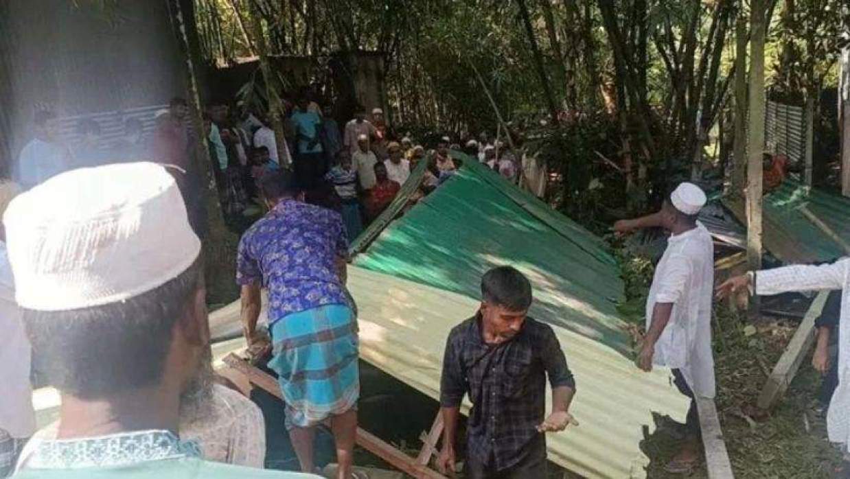  ঘর ভেঙ্গে করবস্থানে লাশ দাফন 