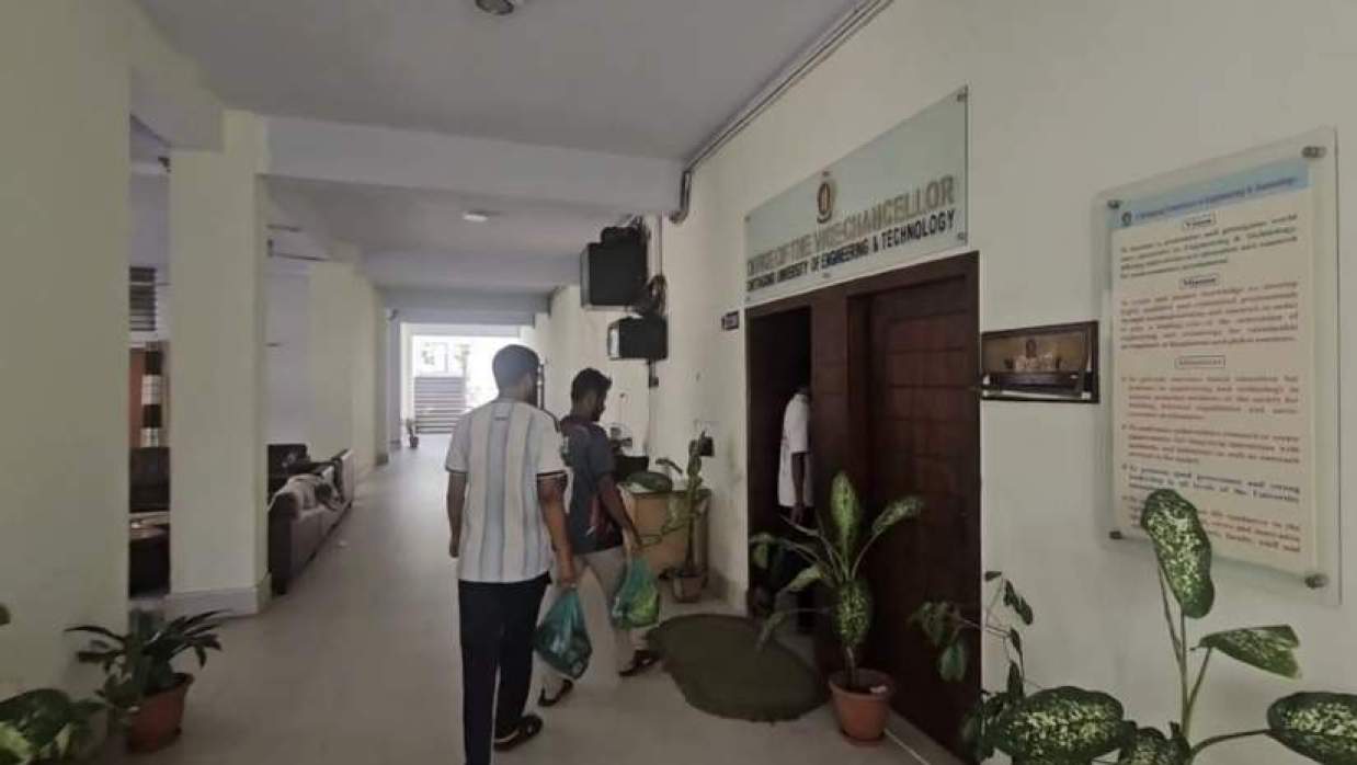 উপাচার্যকে সকালের নাস্তা পৌঁছে দিয়েছেন আন্দোলনরত শিক্ষার্থীরা