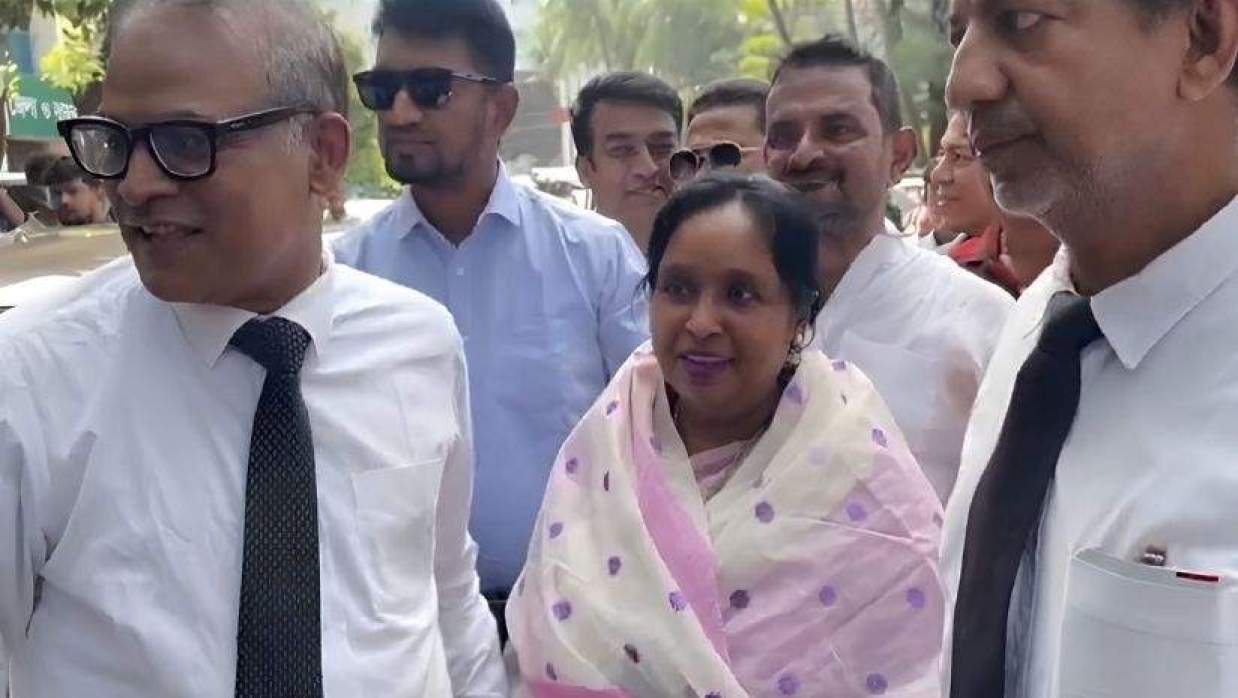  আদালত প্রাঙ্গনে আইভী 