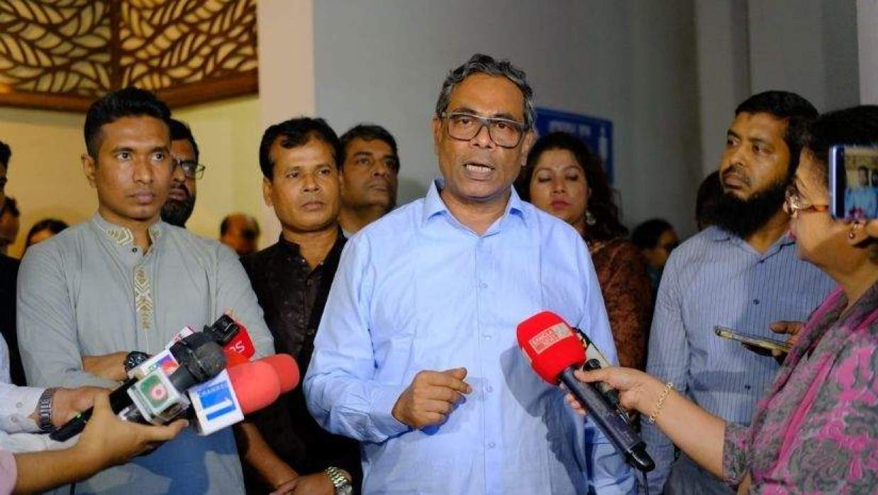 সাংবাদিকদের সঙ্গে কথা বলছেন ড. এম এ মুহিত