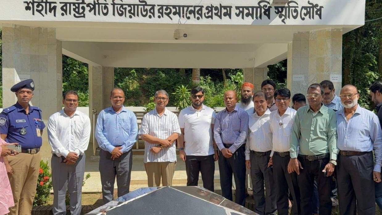 শহীদ রাষ্ট্রপতি জিয়াউর রহমানের প্রথম সমাধির স্মৃতিসৌধে পুষ্পস্তবক অর্পণ