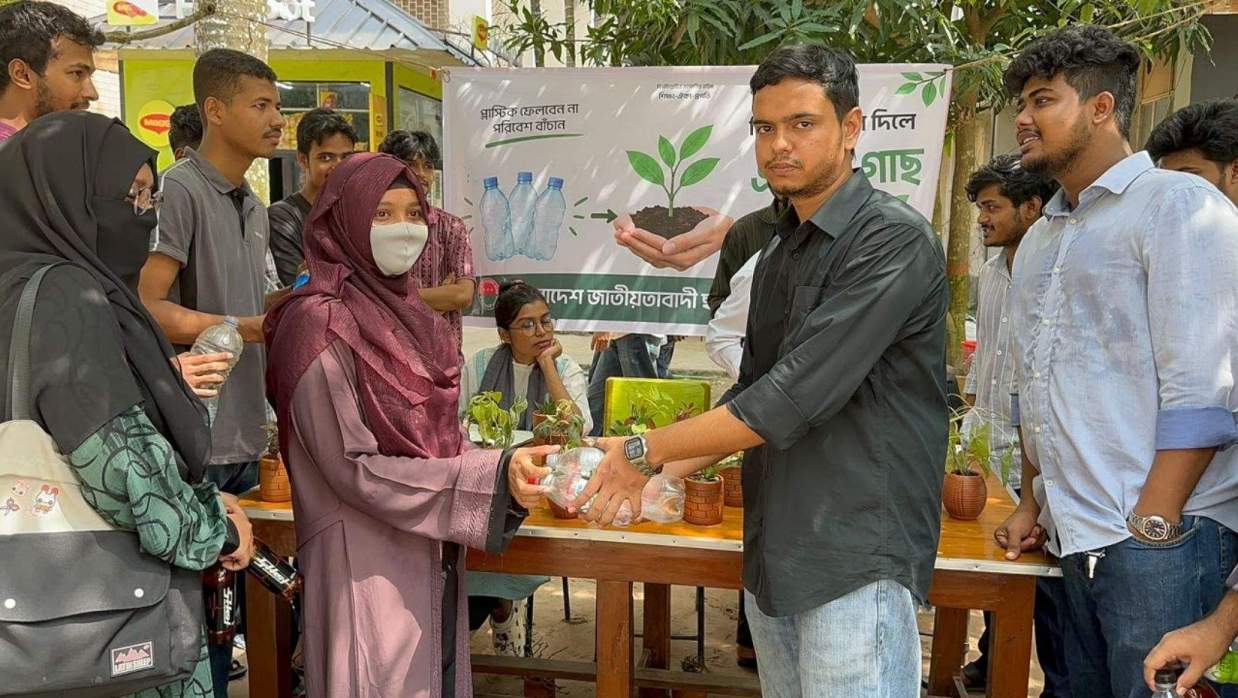 তিনটি প্লাস্টিকের বোতল জমা দিলেই পাওয়া যাচ্ছে একটি গাছের চারা