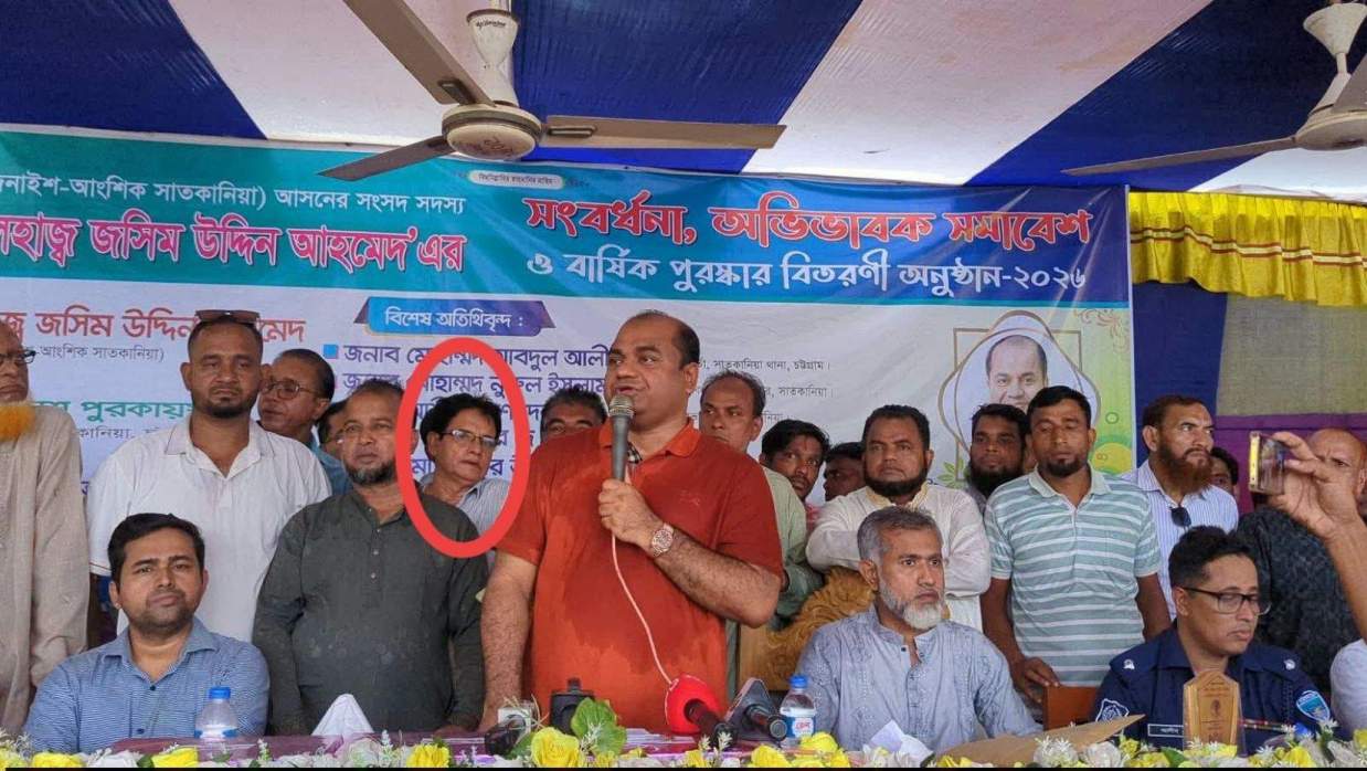 স্থানীয় সংসদ সদস্য ও তার অনুসারীদের ভীড়ে নিজ বিদ্যালয়ের মঞ্চে জায়গা হয়নি প্রধান শিক্ষকের
