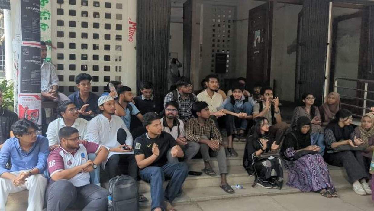 ঢাবির প্রক্টর অফিসে শিক্ষার্থীদের অবস্থান কর্মসূচি