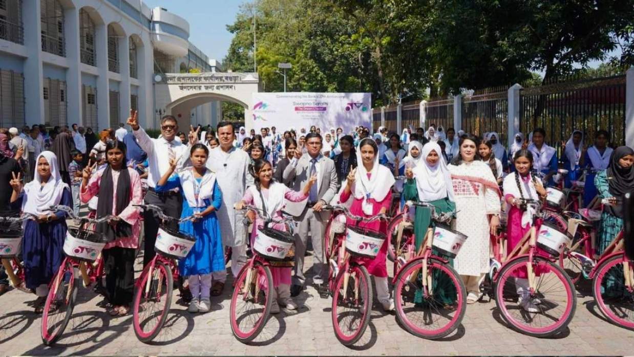 স্কুল ছাত্রীদের সাইকেল হস্তান্তর অনুষ্ঠান