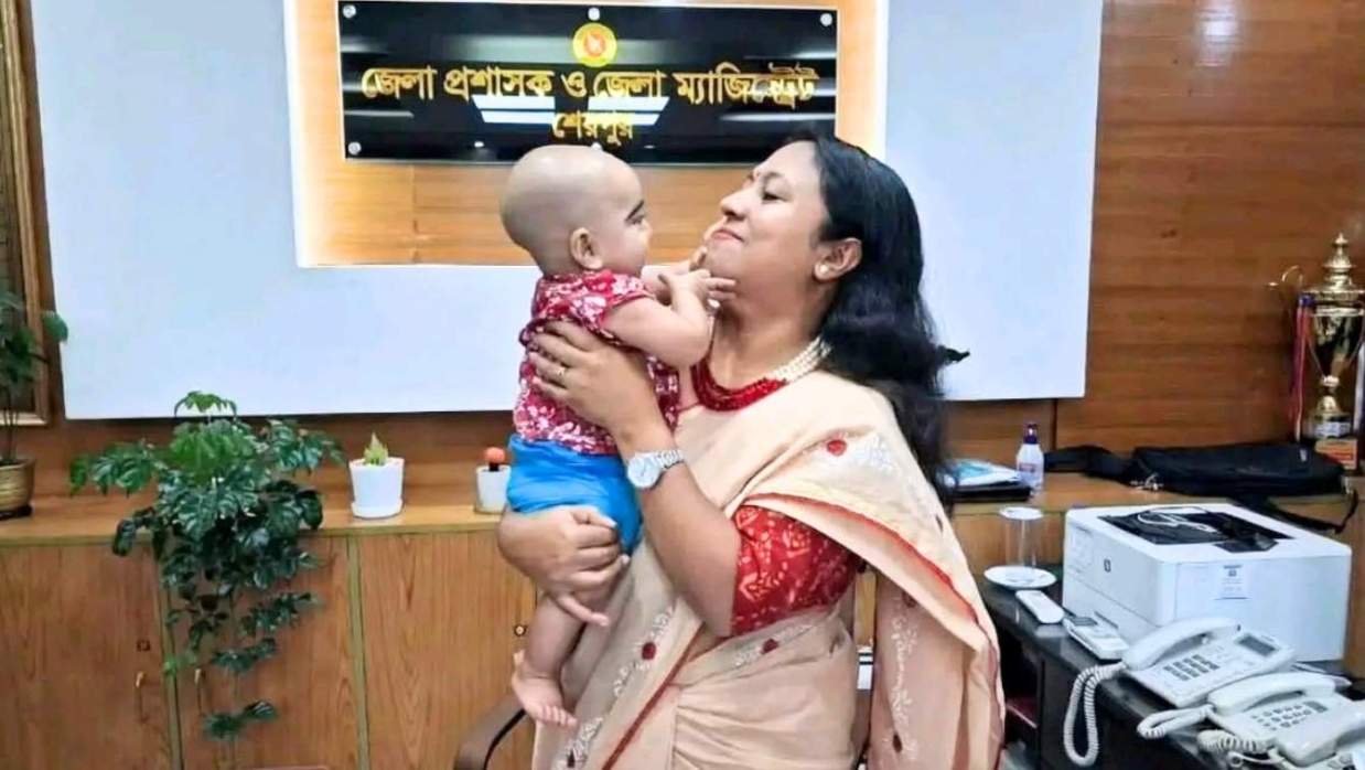 মা হারানো শিশুকে কোলে নিয়ে শেরপুরের জেলা প্রশাসক