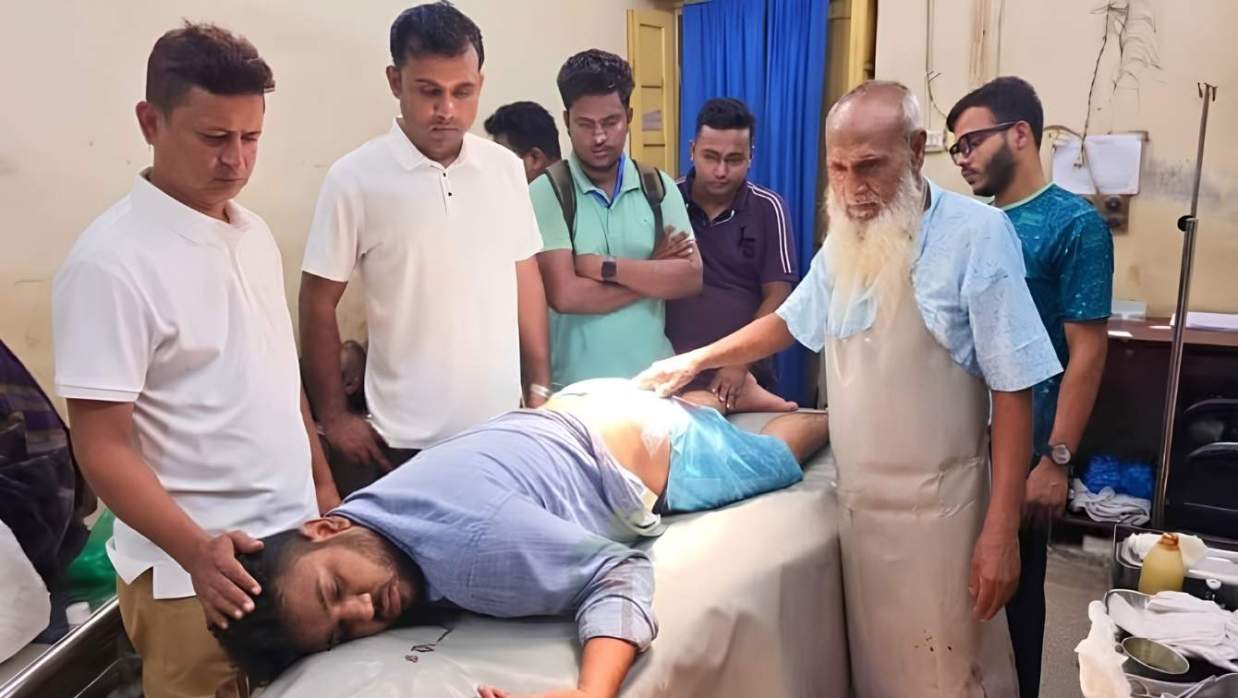 আহত ছাত্রদল নেতাকে নেওয়া হয়েছে হাসপাতালে
