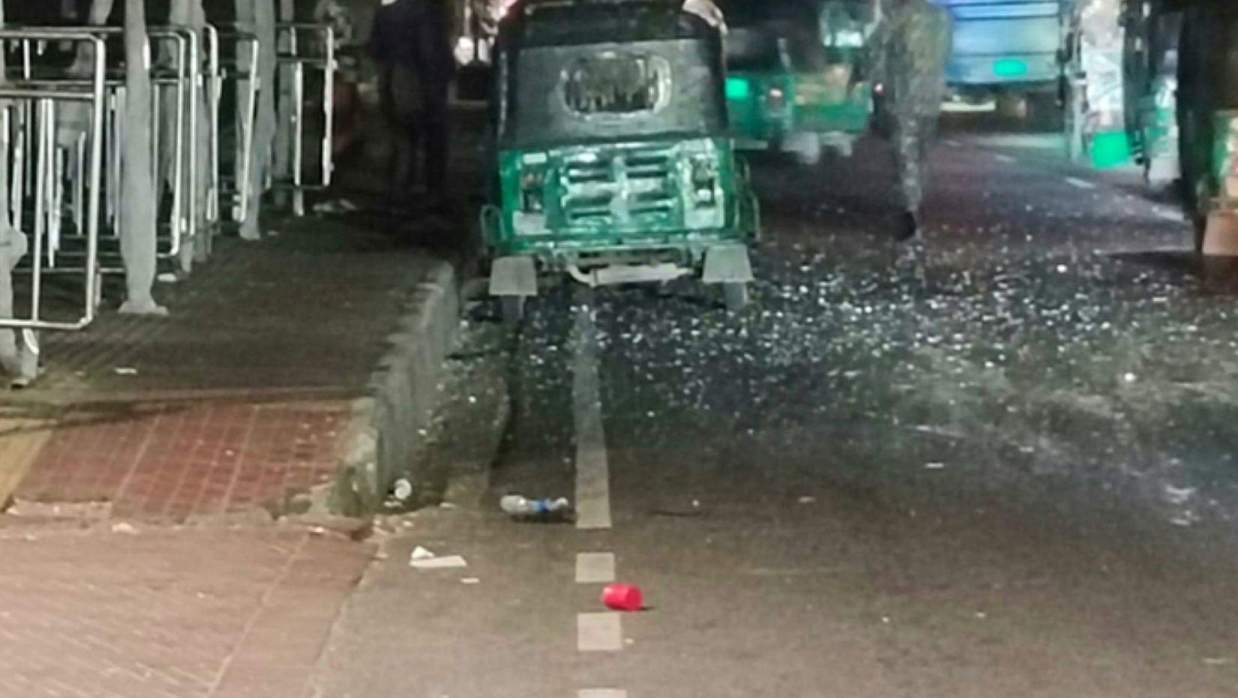 জুলাই গণ-অভ্যুত্থান স্মৃতি জাদুঘরের সামনে ককটেল বিস্ফোরণ