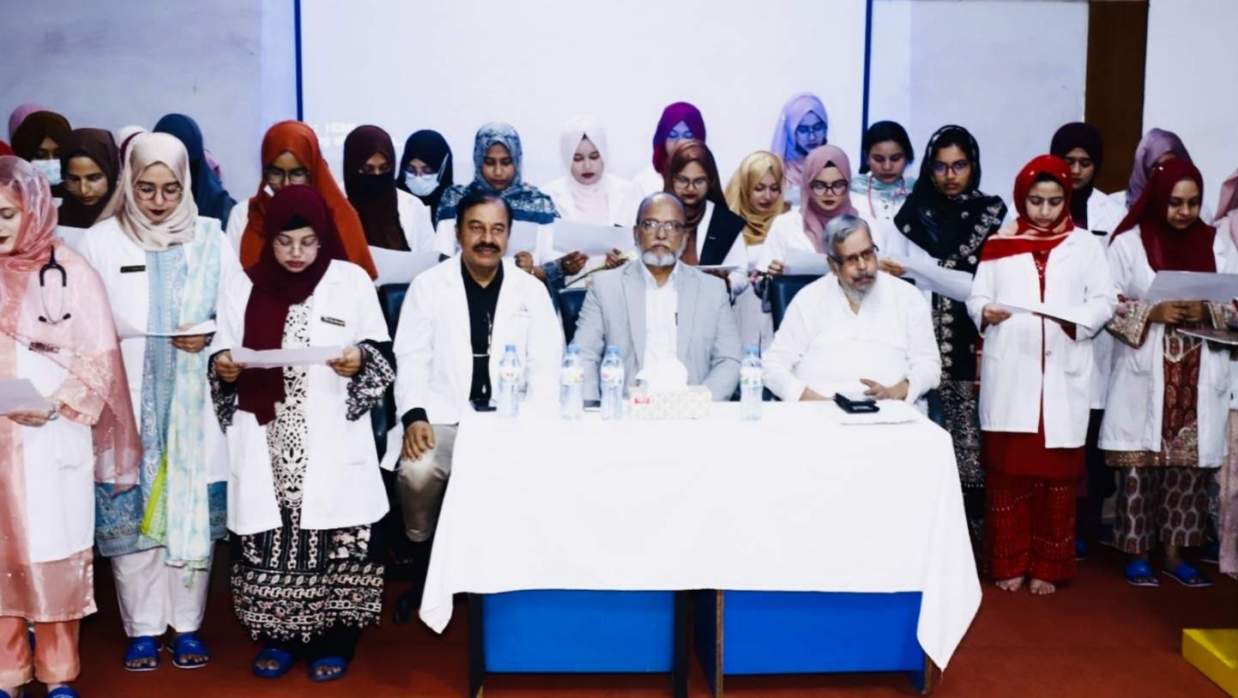 আদ-দ্বীন মেডিকেলে নবীন ইন্টার্ন চিকিৎসকদের শপথ গ্রহণ অনুষ্ঠান