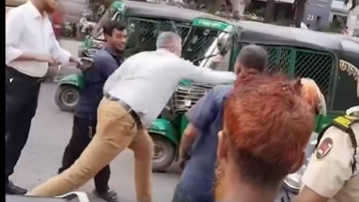 ব্যস্ত রাস্তায় সিএনজি চালকের সঙ্গে বিদেশির মারামারি, ভিডিও ভাইরাল