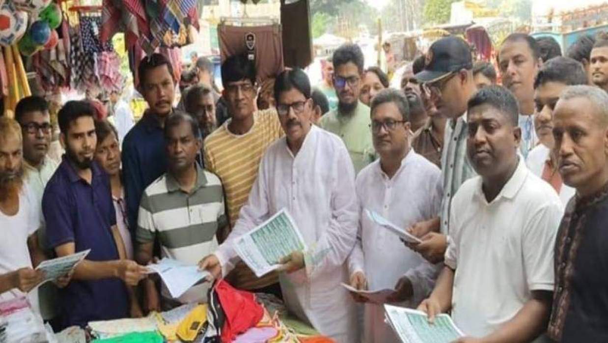 লিফলেট বিতরণ করেছে জেলা স্বেচ্ছাসেবক দলের নেতাকর্মীরা