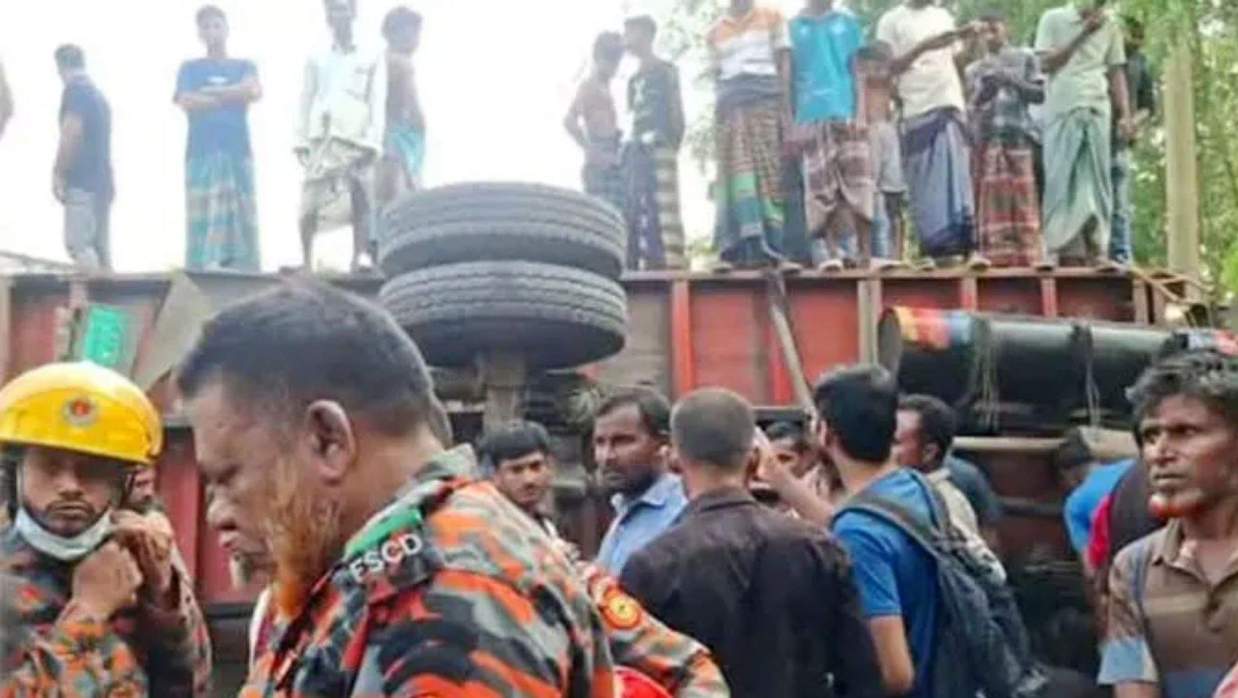 মালবাহী ট্রাকের ধাক্কায় ব্যাটারিচালিত ইজিবাইকের পাঁচজন নিহত