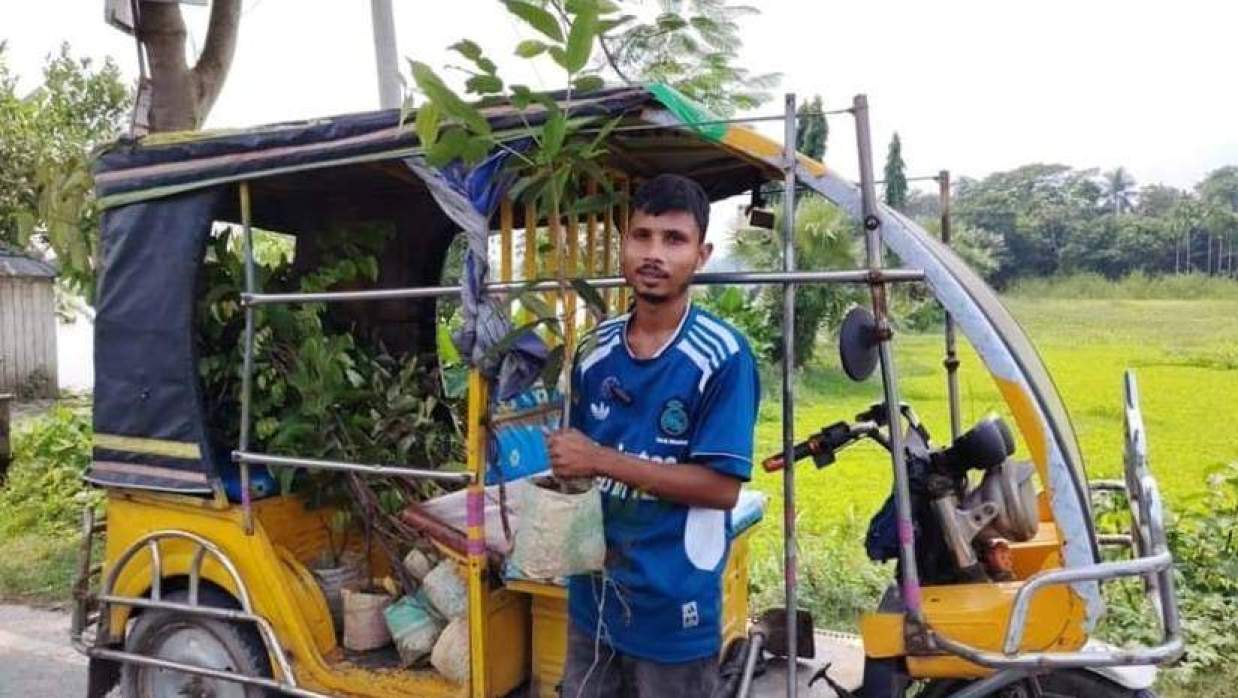 গাছের চারা হাতে নাজমুল হাসান শান্ত