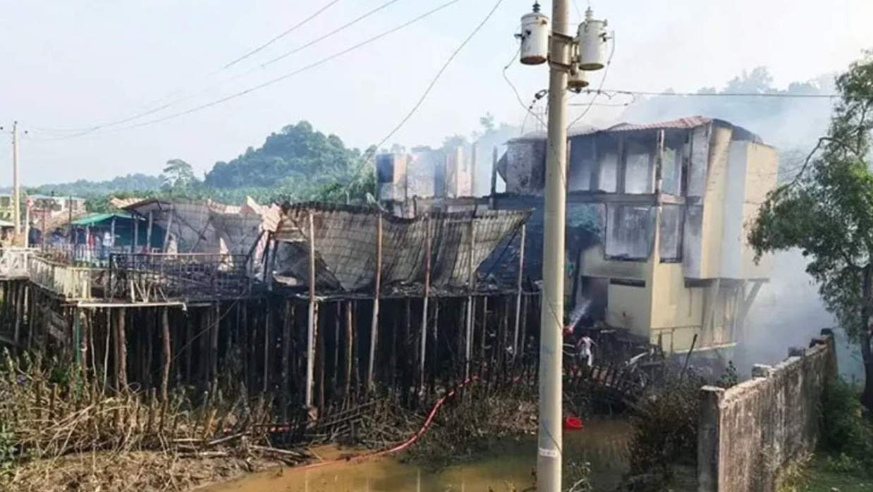 আগুনে পুড়ে যাওয়া টুপটুপ রিসোর্ট
