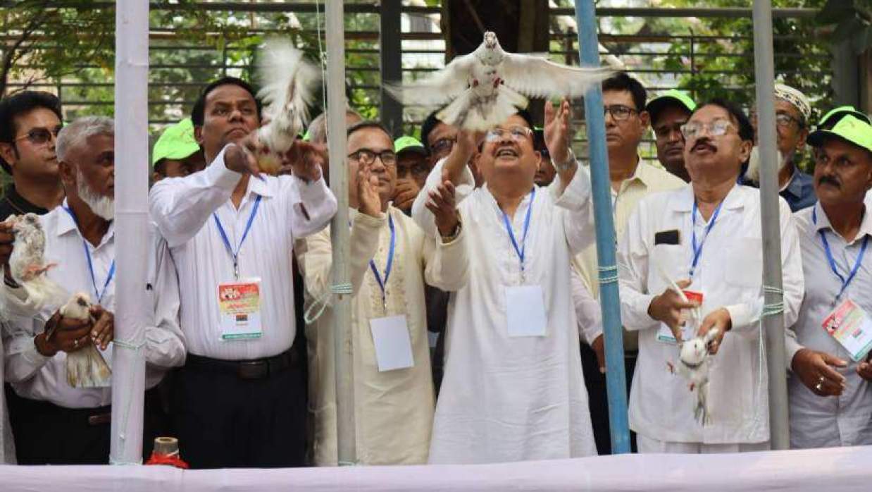 পায়রা উড়িয়ে পাবনা জেলা তাঁতীদলের সম্মেলন উদ্বোধন করছেন অতিথিরা। শনিবার সকালে পাবনা শহরের বনমালী শিল্পকলা কেন্দ্রে