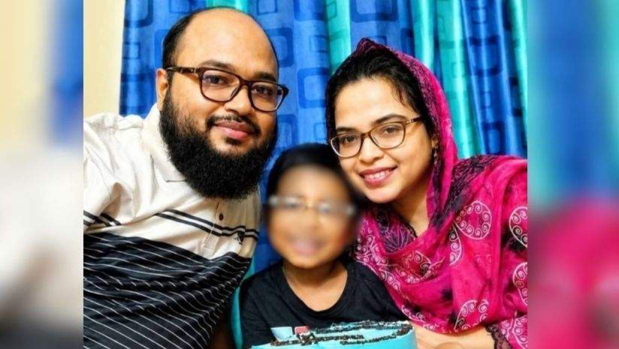  বাবা-মায়ের সঙ্গে একমাত্র সন্তান 