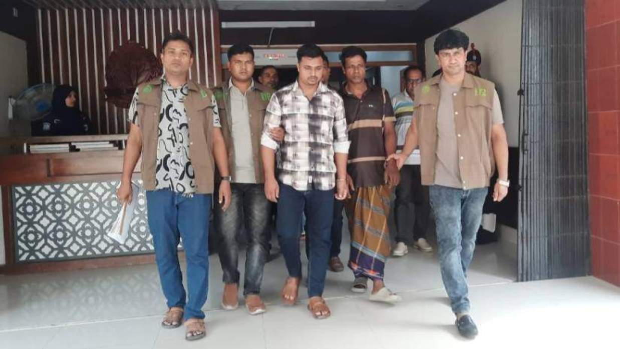 আটক ফাতিউল আলম ও আকাশ আলী (মাঝে)