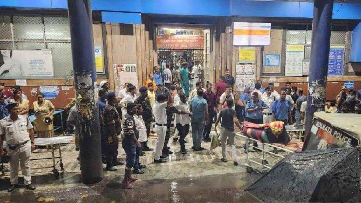 কলকাতায় দুর্গাপূজার মণ্ডপে ভিড়ে পদদলিত হয়ে নিহত ১৭
