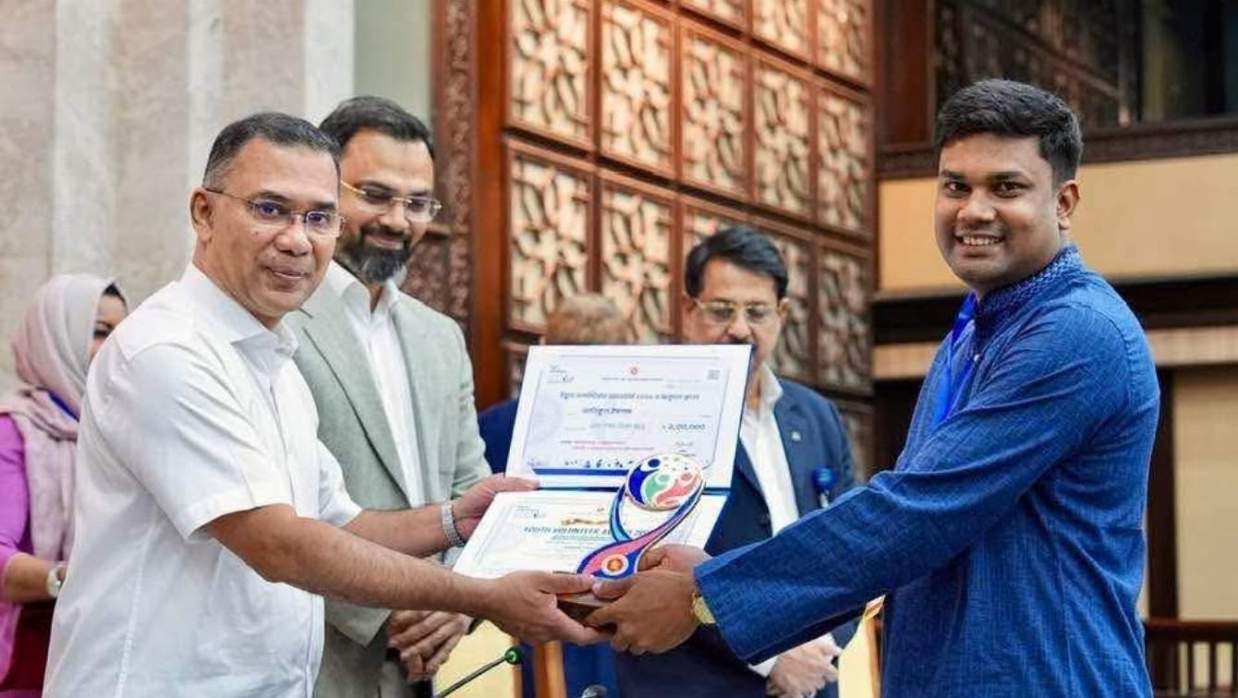 প্রধানমন্ত্রী তারেক রহমান আতিকুল ইসলাম বিপ্লবের হাতে এ পুরস্কার তুলে দেন