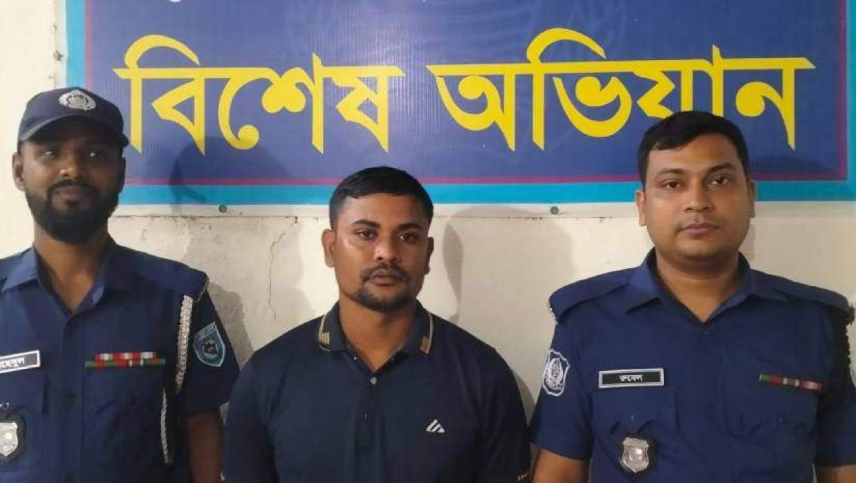 গ্রেপ্তার মমিনুল ইসলাম (মাঝে)