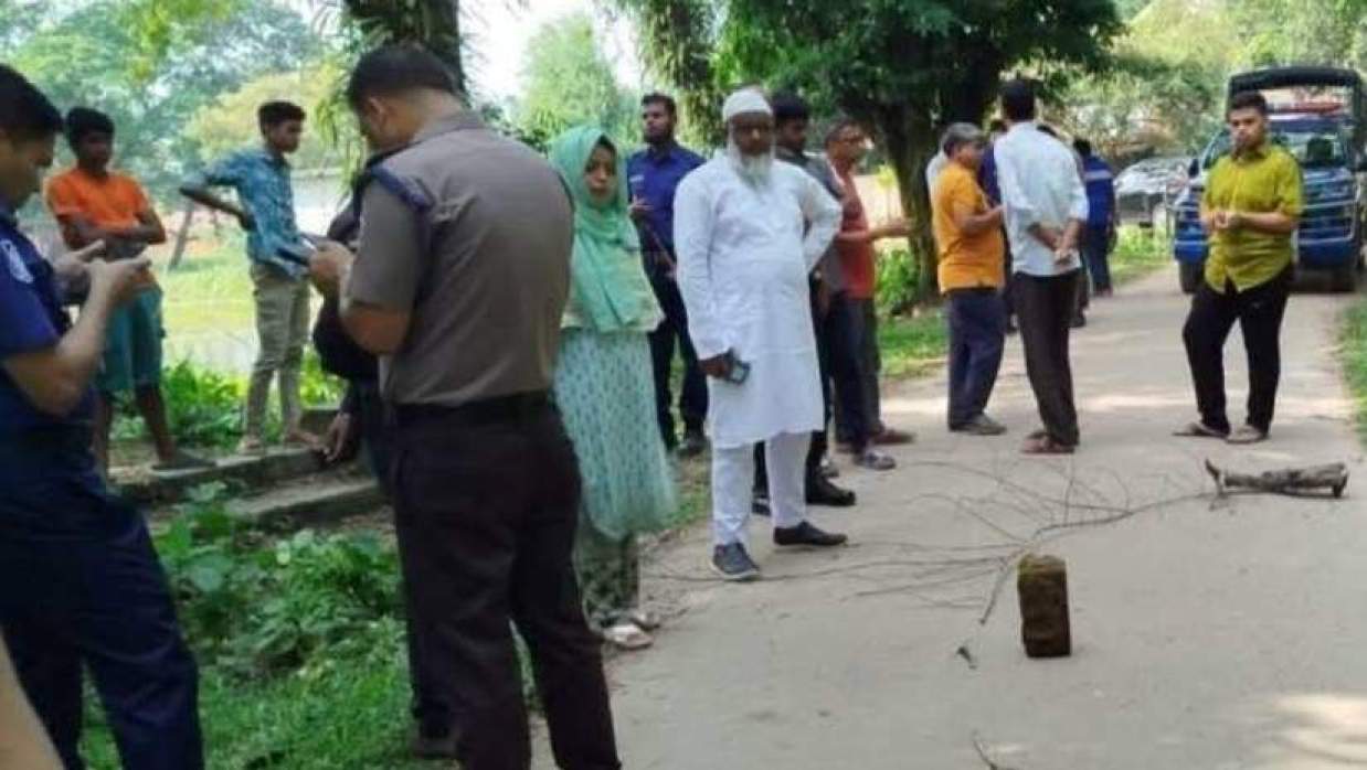ঘটনাস্থলে পুলিশ ও স্থানীয় লোকজন