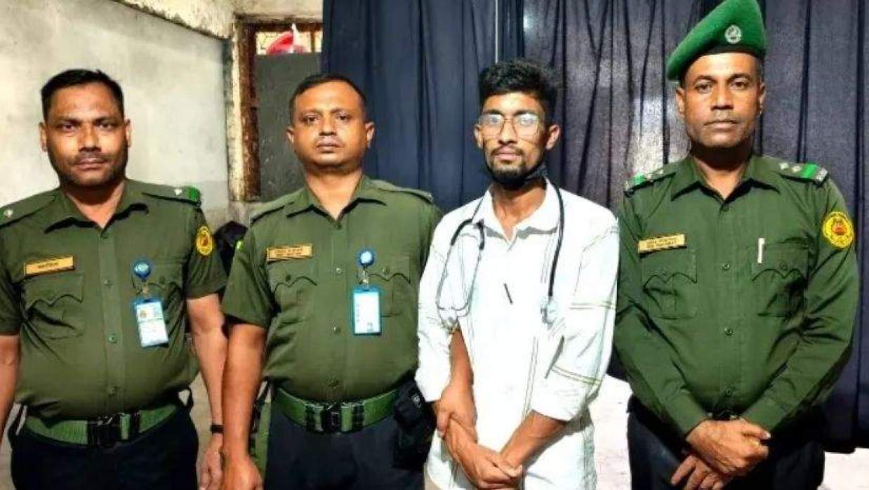  ঢামেকে ভুয়া চিকিৎসক আটক