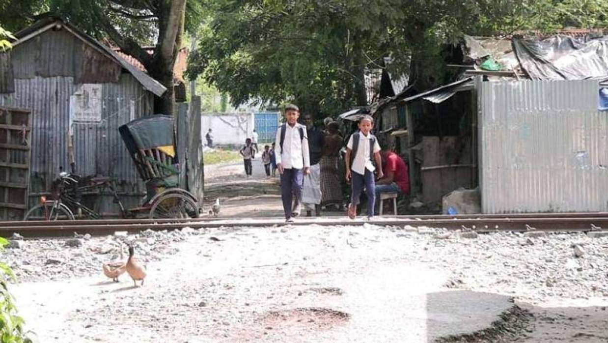 দুই শিক্ষার্থী হেঁটে পার হচ্ছে একটি অরক্ষিত রেলক্রসিং