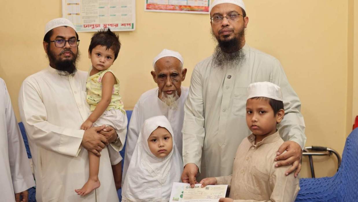 নিহত আলেমের পরিবারকে ১০ লাখ টাকা দিলেন আহমাদুল্লাহ