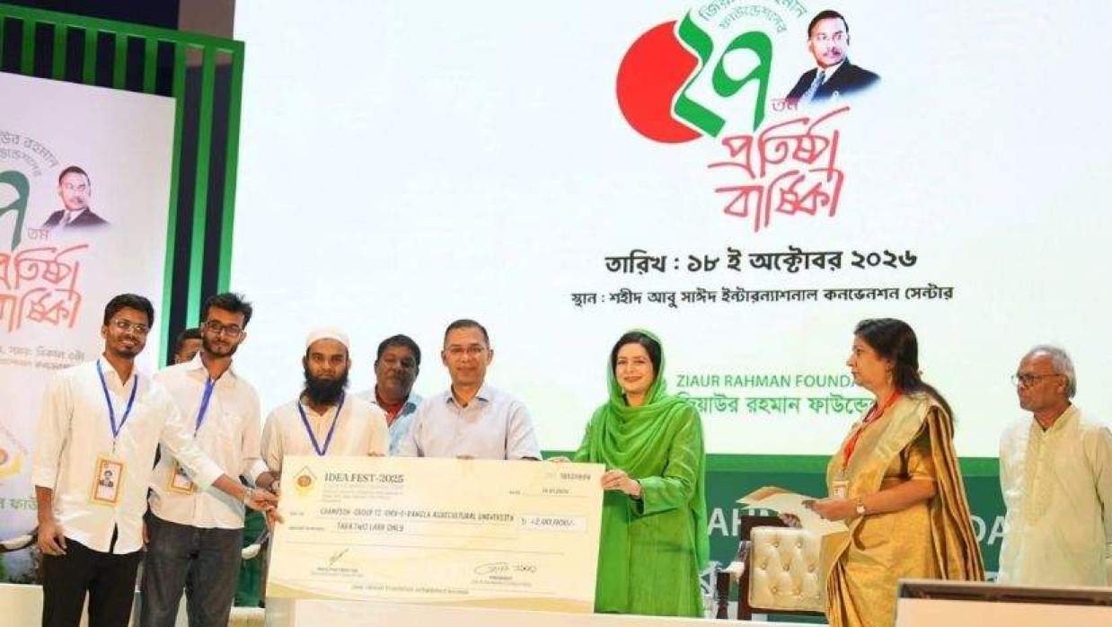  প্রধানমন্ত্রীর কাছ থেকে পুরস্কার নিলেন শেকৃবি টিম 