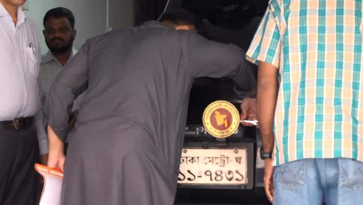 গাড়ি থেকে নিজ হাতে সরকারি লোগো খুললেন ইশরাক হোসেন