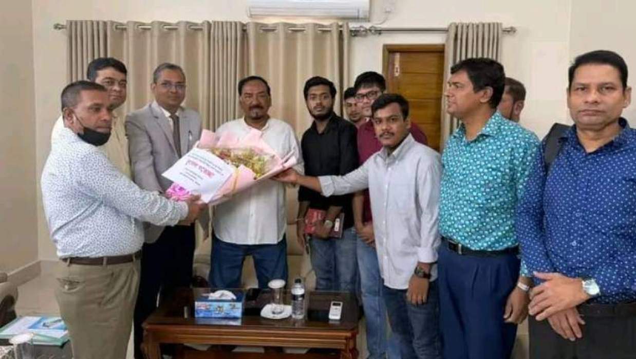 বরিশাল সার্কিট হাউসে জাতীয় সংসদের স্পিকারের সঙ্গে সাক্ষাৎ করেন বিএম কলেজের ভারপ্রাপ্ত অধ্যক্ষ প্রফেসর কাজী জাবের আহমেদসহ শিক্ষক ও শিক্ষার্থীদের একটি প্রতিনিধিদল
