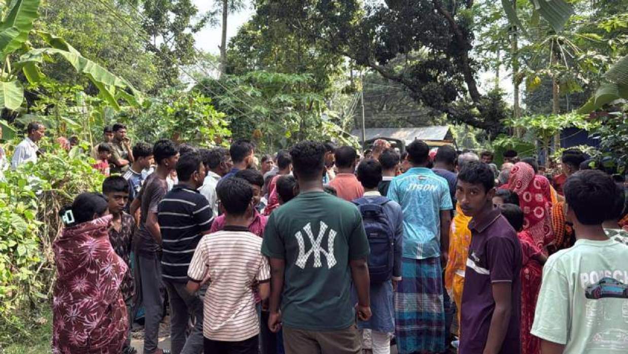 ঘটনাস্থলে স্থানীয় লোকজন
