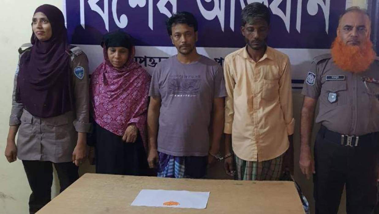 ইয়াবা ট্যাবলেটসহ আটক তিনজন (মাঝে)