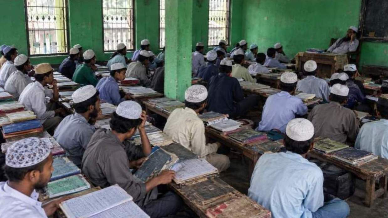 শ্রেণিকক্ষে ক্লাস নিচ্ছেন কওমি শিক্ষক