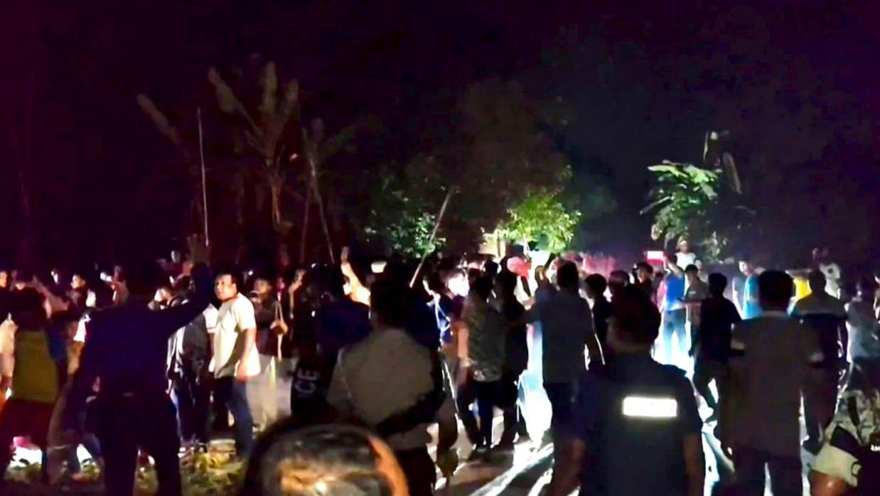 দুই গ্রামের বাসিন্দাদের মধ্যে সংঘর্ষ